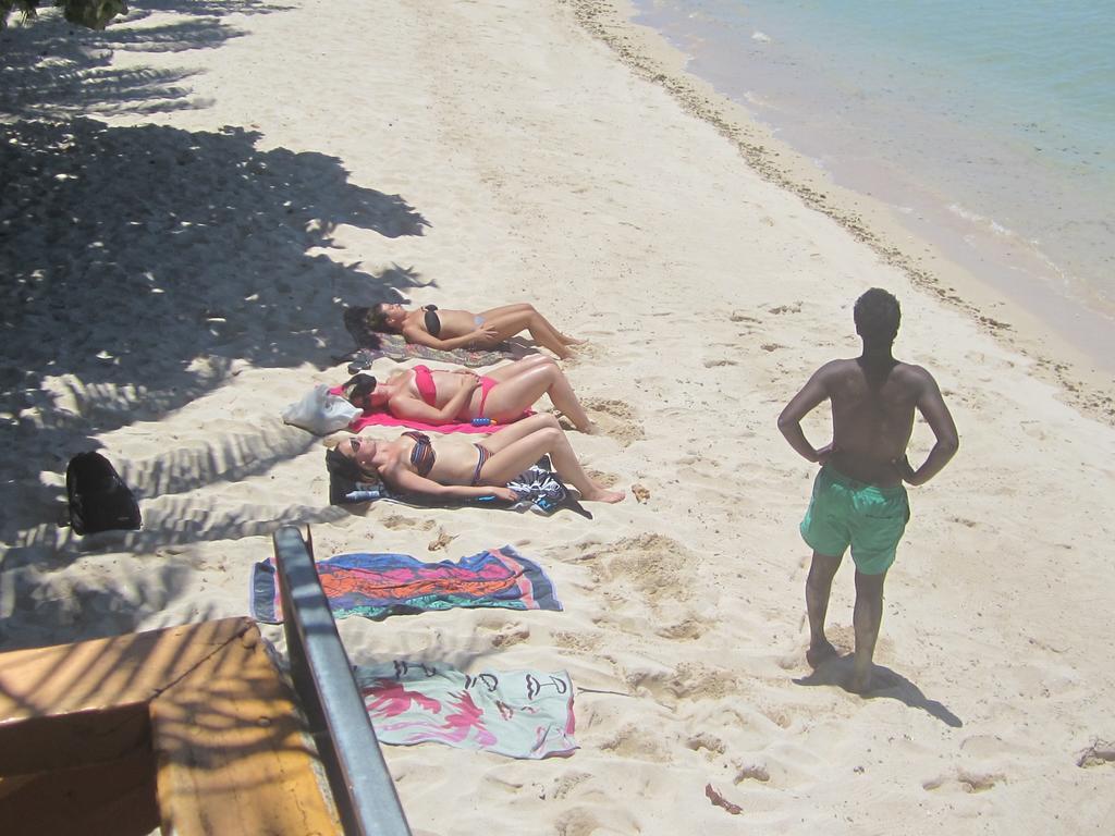 Отель Vacations Beach Fale Manase Экстерьер фото