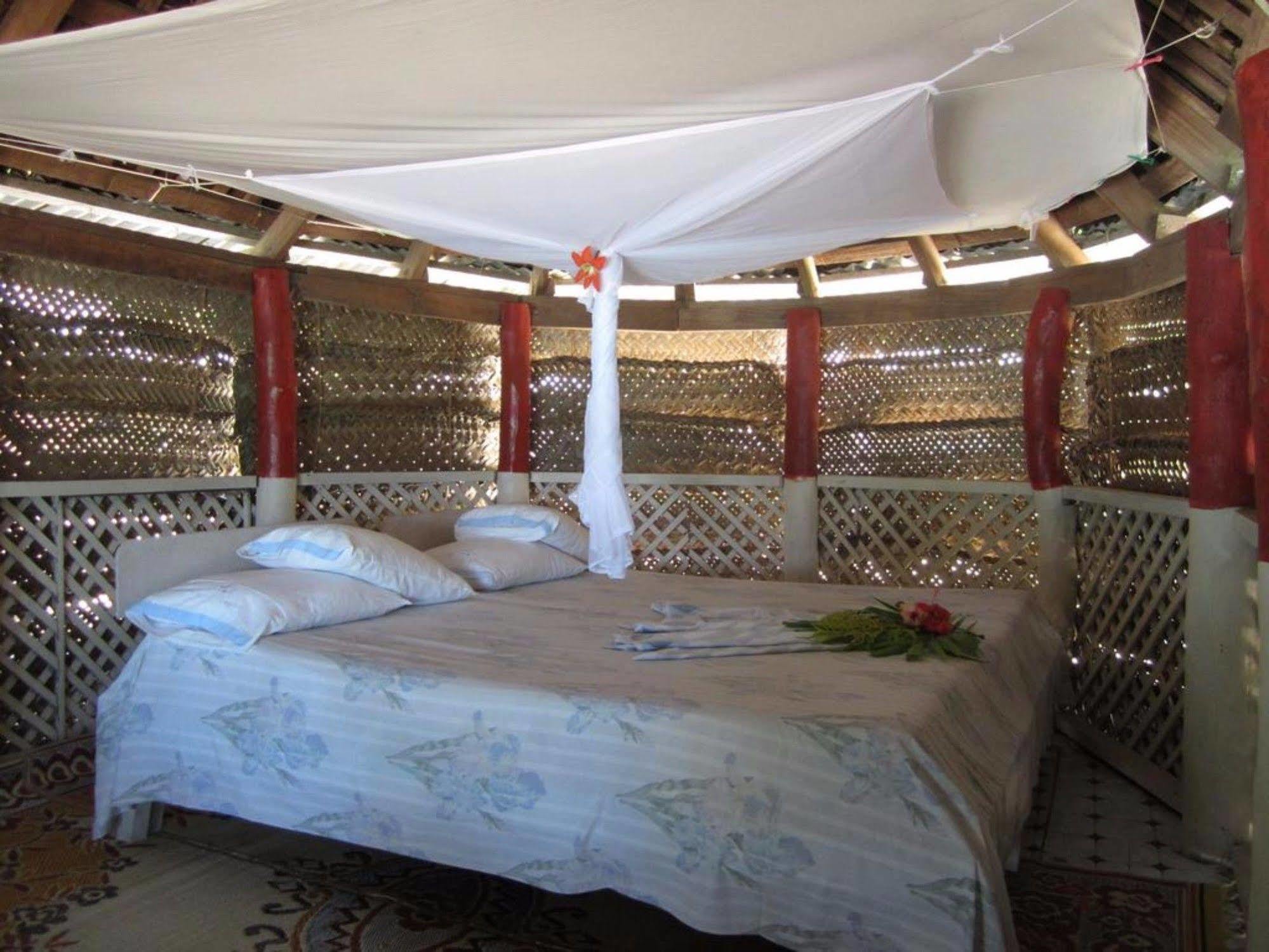 Отель Vacations Beach Fale Manase Экстерьер фото