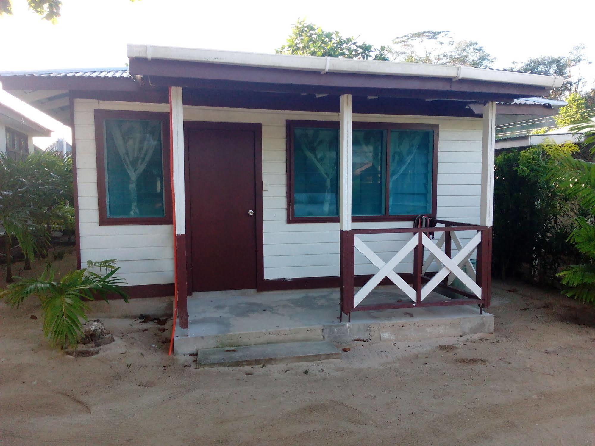 Отель Vacations Beach Fale Manase Экстерьер фото