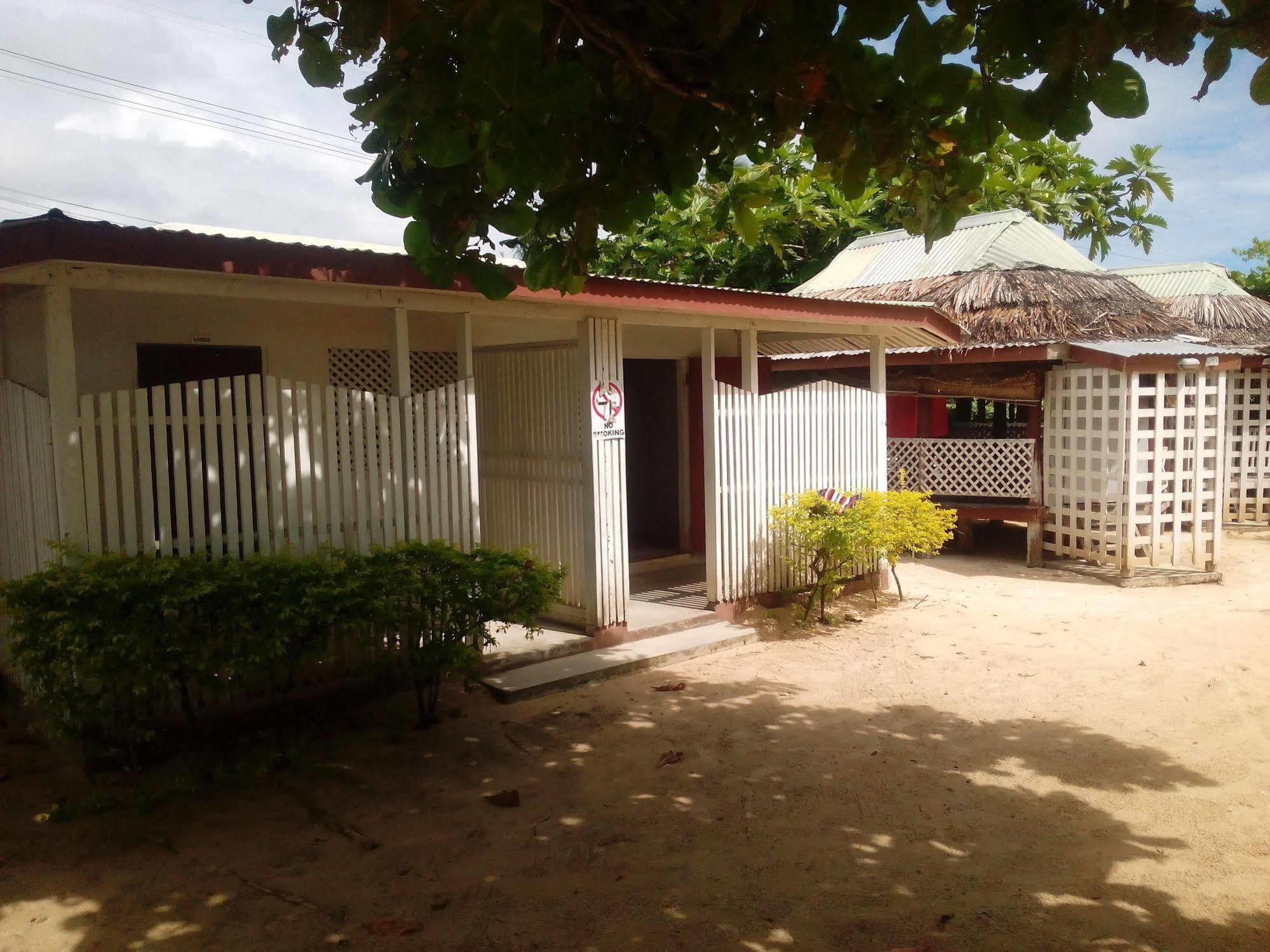 Отель Vacations Beach Fale Manase Экстерьер фото