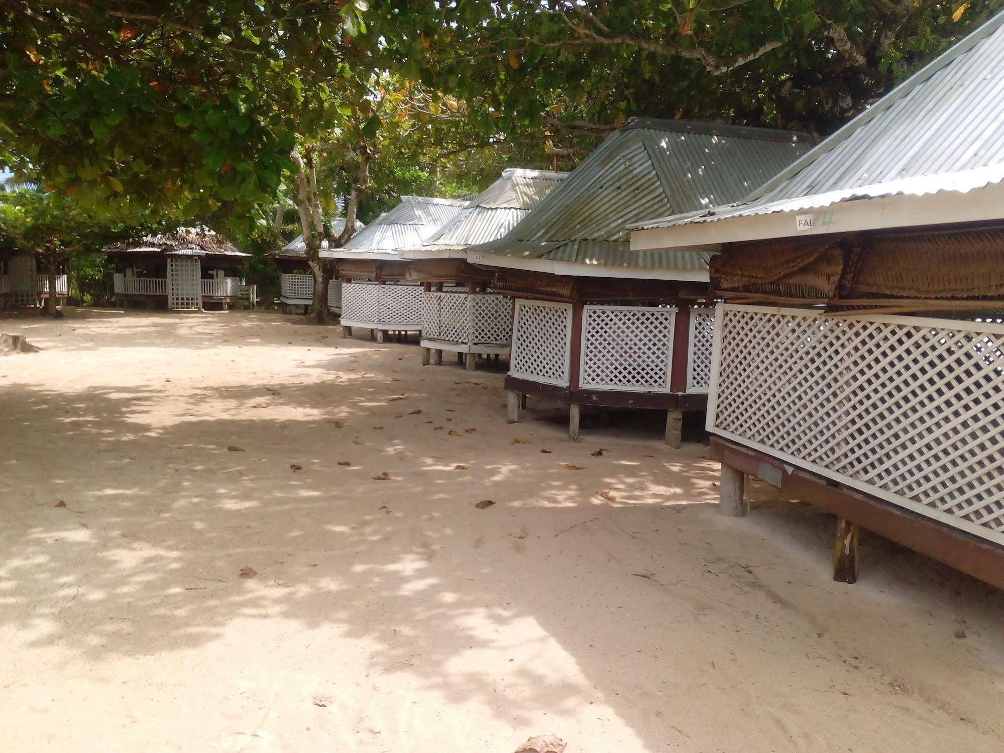 Отель Vacations Beach Fale Manase Экстерьер фото